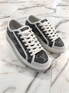 {{productViewItem.photos[photoViewList.activeNavIndex].Alt || productViewItem.photos[photoViewList.activeNavIndex].Description || 'Кеды Louis Vuitton'}}