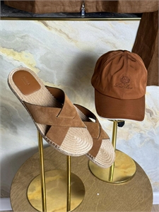{{productViewItem.photos[photoViewList.activeNavIndex].Alt || productViewItem.photos[photoViewList.activeNavIndex].Description || 'Шлепки ZEGNA'}}