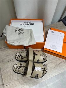 {{productViewItem.photos[photoViewList.activeNavIndex].Alt || productViewItem.photos[photoViewList.activeNavIndex].Description || 'Тапочки HERMES'}}