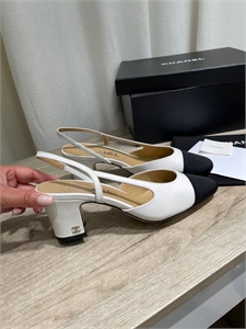 {{productViewItem.photos[photoViewList.activeNavIndex].Alt || productViewItem.photos[photoViewList.activeNavIndex].Description || 'Туфли CHANEL'}}