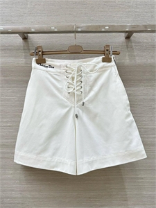 {{productViewItem.photos[photoViewList.activeNavIndex].Alt || productViewItem.photos[photoViewList.activeNavIndex].Description || 'Шорты DIOR'}}