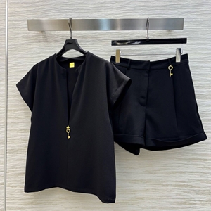 {{productViewItem.photos[photoViewList.activeNavIndex].Alt || productViewItem.photos[photoViewList.activeNavIndex].Description || 'Костюм Schiaparelli'}}