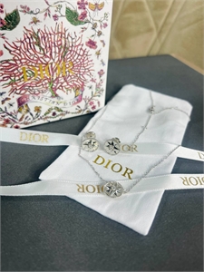 {{productViewItem.photos[photoViewList.activeNavIndex].Alt || productViewItem.photos[photoViewList.activeNavIndex].Description || 'Серьги DIOR'}}