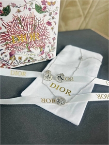 {{productViewItem.photos[photoViewList.activeNavIndex].Alt || productViewItem.photos[photoViewList.activeNavIndex].Description || 'Кулон DIOR'}}