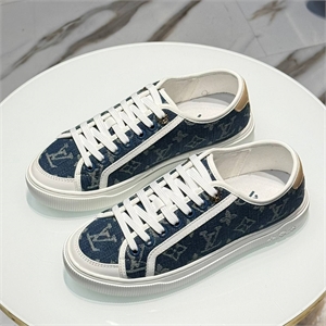 {{productViewItem.photos[photoViewList.activeNavIndex].Alt || productViewItem.photos[photoViewList.activeNavIndex].Description || 'Кеды Louis Vuitton'}}