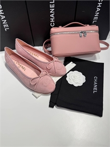 {{productViewItem.photos[photoViewList.activeNavIndex].Alt || productViewItem.photos[photoViewList.activeNavIndex].Description || 'Балетки CHANEL'}}