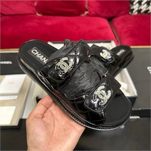 {{productViewItem.photos[photoViewList.activeNavIndex].Alt || productViewItem.photos[photoViewList.activeNavIndex].Description || 'Тапочки CHANEL'}}