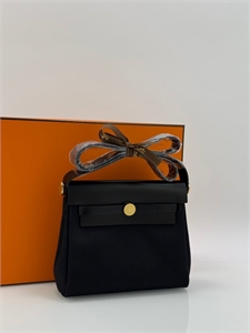 {{productViewItem.photos[photoViewList.activeNavIndex].Alt || productViewItem.photos[photoViewList.activeNavIndex].Description || 'Сумка HERMES'}}