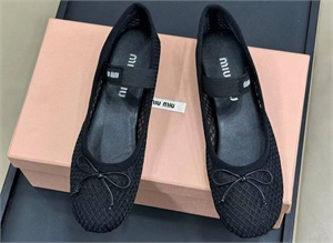 {{productViewItem.photos[photoViewList.activeNavIndex].Alt || productViewItem.photos[photoViewList.activeNavIndex].Description || 'Балетки MIU MIU'}}