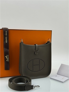 {{productViewItem.photos[photoViewList.activeNavIndex].Alt || productViewItem.photos[photoViewList.activeNavIndex].Description || 'Сумка HERMES'}}