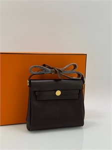 {{productViewItem.photos[photoViewList.activeNavIndex].Alt || productViewItem.photos[photoViewList.activeNavIndex].Description || 'Сумка HERMES'}}