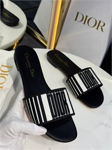 {{productViewItem.photos[photoViewList.activeNavIndex].Alt || productViewItem.photos[photoViewList.activeNavIndex].Description || 'Тапочки DIOR'}}