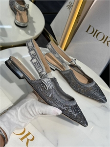 {{productViewItem.photos[photoViewList.activeNavIndex].Alt || productViewItem.photos[photoViewList.activeNavIndex].Description || 'Туфли DIOR'}}