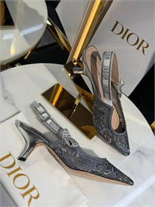 {{productViewItem.photos[photoViewList.activeNavIndex].Alt || productViewItem.photos[photoViewList.activeNavIndex].Description || 'Туфли DIOR'}}