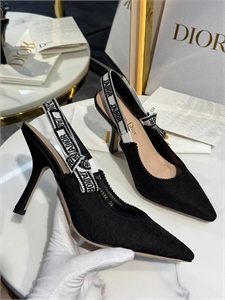 {{productViewItem.photos[photoViewList.activeNavIndex].Alt || productViewItem.photos[photoViewList.activeNavIndex].Description || 'Туфли DIOR'}}