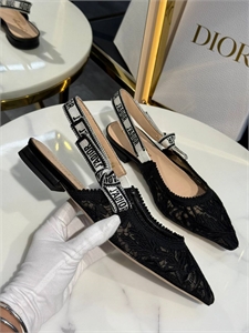 {{productViewItem.photos[photoViewList.activeNavIndex].Alt || productViewItem.photos[photoViewList.activeNavIndex].Description || 'Туфли DIOR'}}