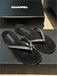{{productViewItem.photos[photoViewList.activeNavIndex].Alt || productViewItem.photos[photoViewList.activeNavIndex].Description || 'Сланцы CHANEL'}}