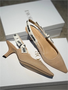 {{productViewItem.photos[photoViewList.activeNavIndex].Alt || productViewItem.photos[photoViewList.activeNavIndex].Description || 'Туфли DIOR'}}