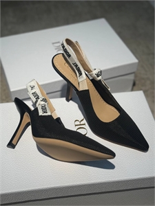 {{productViewItem.photos[photoViewList.activeNavIndex].Alt || productViewItem.photos[photoViewList.activeNavIndex].Description || 'Туфли DIOR'}}