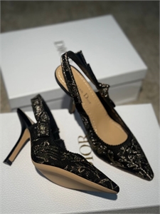 {{productViewItem.photos[photoViewList.activeNavIndex].Alt || productViewItem.photos[photoViewList.activeNavIndex].Description || 'Туфли DIOR'}}