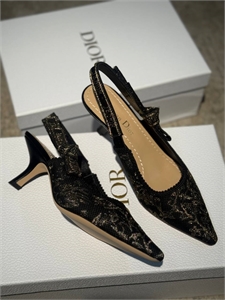 {{productViewItem.photos[photoViewList.activeNavIndex].Alt || productViewItem.photos[photoViewList.activeNavIndex].Description || 'Туфли DIOR'}}