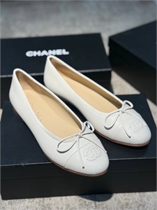 {{productViewItem.photos[photoViewList.activeNavIndex].Alt || productViewItem.photos[photoViewList.activeNavIndex].Description || 'Балетки CHANEL'}}