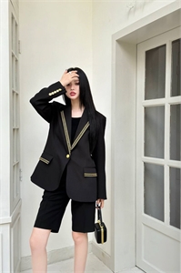 {{productViewItem.photos[photoViewList.activeNavIndex].Alt || productViewItem.photos[photoViewList.activeNavIndex].Description || 'Пиджак Schiaparelli'}}