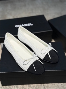 {{productViewItem.photos[photoViewList.activeNavIndex].Alt || productViewItem.photos[photoViewList.activeNavIndex].Description || 'Балетки CHANEL'}}