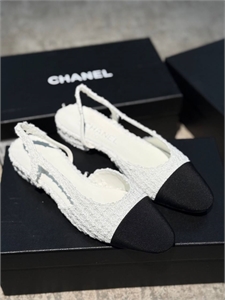 {{productViewItem.photos[photoViewList.activeNavIndex].Alt || productViewItem.photos[photoViewList.activeNavIndex].Description || 'Туфли CHANEL'}}