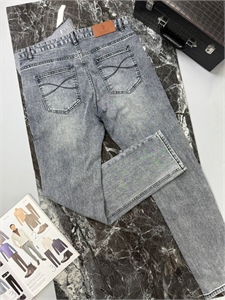 {{productViewItem.photos[photoViewList.activeNavIndex].Alt || productViewItem.photos[photoViewList.activeNavIndex].Description || 'Джинсы KITON'}}