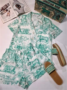 {{productViewItem.photos[photoViewList.activeNavIndex].Alt || productViewItem.photos[photoViewList.activeNavIndex].Description || 'Костюм DIOR'}}