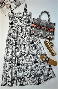 {{productViewItem.photos[photoViewList.activeNavIndex].Alt || productViewItem.photos[photoViewList.activeNavIndex].Description || 'Сарафан DIOR'}}