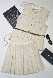 {{productViewItem.photos[photoViewList.activeNavIndex].Alt || productViewItem.photos[photoViewList.activeNavIndex].Description || 'Костюм CHANEL'}}