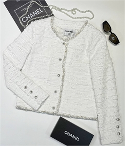 {{productViewItem.photos[photoViewList.activeNavIndex].Alt || productViewItem.photos[photoViewList.activeNavIndex].Description || 'Пиджак CHANEL'}}