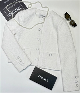 {{productViewItem.photos[photoViewList.activeNavIndex].Alt || productViewItem.photos[photoViewList.activeNavIndex].Description || 'Пиджак CHANEL'}}