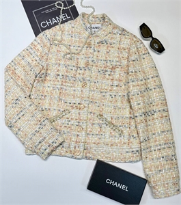 {{productViewItem.photos[photoViewList.activeNavIndex].Alt || productViewItem.photos[photoViewList.activeNavIndex].Description || 'Пиджак CHANEL'}}