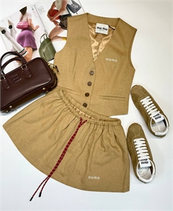 {{productViewItem.photos[photoViewList.activeNavIndex].Alt || productViewItem.photos[photoViewList.activeNavIndex].Description || 'Костюм MIU MIU'}}