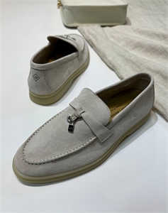 {{productViewItem.photos[photoViewList.activeNavIndex].Alt || productViewItem.photos[photoViewList.activeNavIndex].Description || 'Lлоферы LORO PIANA'}}