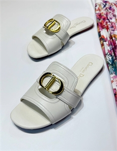 {{productViewItem.photos[photoViewList.activeNavIndex].Alt || productViewItem.photos[photoViewList.activeNavIndex].Description || 'Тапочки DIOR'}}