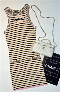 {{productViewItem.photos[photoViewList.activeNavIndex].Alt || productViewItem.photos[photoViewList.activeNavIndex].Description || 'Платье CHANEL'}}