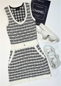 {{productViewItem.photos[photoViewList.activeNavIndex].Alt || productViewItem.photos[photoViewList.activeNavIndex].Description || 'Платье CHANEL'}}