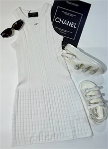 {{productViewItem.photos[photoViewList.activeNavIndex].Alt || productViewItem.photos[photoViewList.activeNavIndex].Description || 'Платье CHANEL'}}