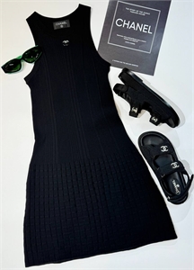 {{productViewItem.photos[photoViewList.activeNavIndex].Alt || productViewItem.photos[photoViewList.activeNavIndex].Description || 'Платье CHANEL'}}