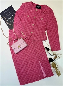{{productViewItem.photos[photoViewList.activeNavIndex].Alt || productViewItem.photos[photoViewList.activeNavIndex].Description || 'Костюм CHANEL'}}