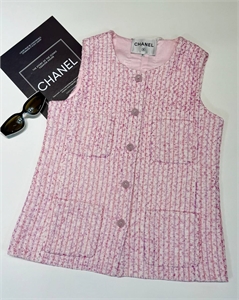 {{productViewItem.photos[photoViewList.activeNavIndex].Alt || productViewItem.photos[photoViewList.activeNavIndex].Description || 'Жилет CHANEL'}}