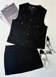 {{productViewItem.photos[photoViewList.activeNavIndex].Alt || productViewItem.photos[photoViewList.activeNavIndex].Description || 'Костюм CHANEL'}}