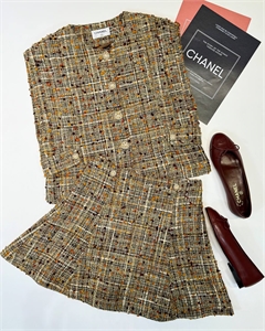 {{productViewItem.photos[photoViewList.activeNavIndex].Alt || productViewItem.photos[photoViewList.activeNavIndex].Description || 'Костюм CHANEL'}}