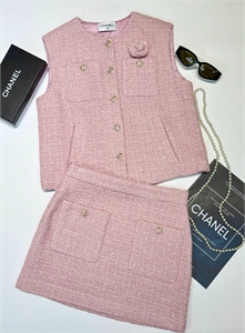 {{productViewItem.photos[photoViewList.activeNavIndex].Alt || productViewItem.photos[photoViewList.activeNavIndex].Description || 'Костюм CHANEL'}}
