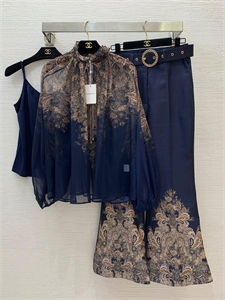 {{productViewItem.photos[photoViewList.activeNavIndex].Alt || productViewItem.photos[photoViewList.activeNavIndex].Description || 'Костюм ZIMMERMANN'}}