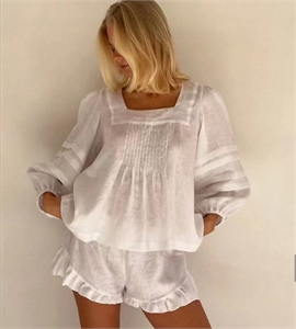 {{productViewItem.photos[photoViewList.activeNavIndex].Alt || productViewItem.photos[photoViewList.activeNavIndex].Description || 'Костюм'}}